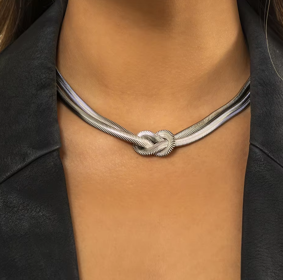 Enya שרשרת צ׳וקר בעיצוב קשר גלי